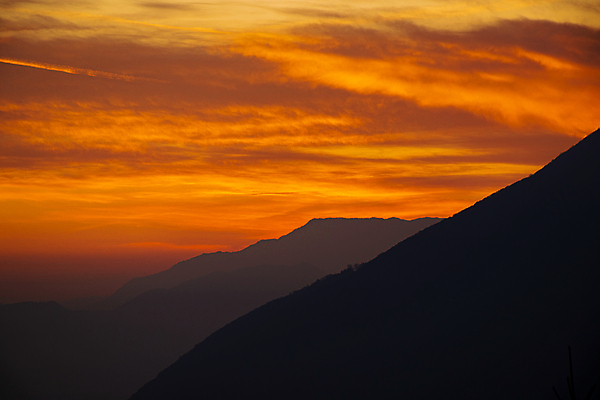 포토 JPG 해외이미지 구름 실루엣 유럽 지구 오렌지 자연 하늘 휴가 산 파노라마 풍경 사람없음 야외 빛 컬러풀 환경 계곡 일몰 이탈리아 새벽 하이킹 안개 시골 시간 분위기 저녁 배낭여행 알프스 장면 천국 스카이라인 야광 내추럴 서쪽 해외202008 해외포토 자연요소 나라 컬러 여행 컨셉 과일 레저 날씨 촬영기법 노을 야간 방향 생태계 파일형식