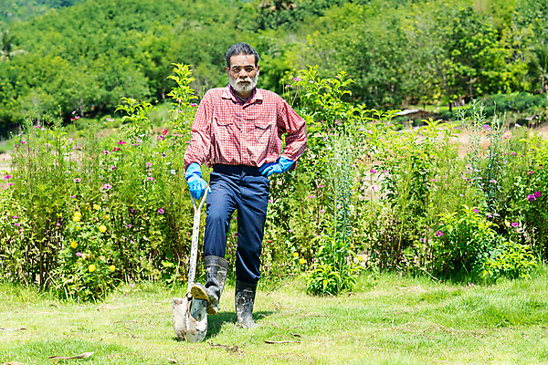포토 JPG 해외이미지 식물 손 할아버지 남자 꽃 행복 지구 자연 주택 한명 사람 잔디 취미 야외 초록색 정원 봄 장비 회색 공구 업무 작업 삽 원예 조경 먼지 갈퀴 뒤뜰 땅바닥 땅파기 쇠스랑 원예사 해외202008 해외포토 직업 1 계절 노년 감정 컬러 바닥 건물 신체부위 도구 생태계 파일형식