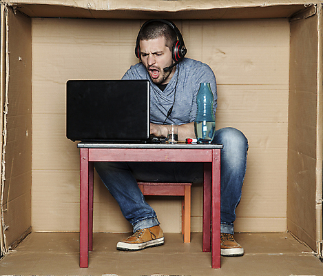 포토 JPG 해외이미지 전신 백인 남자 의자 탁자 한명 앉기 성인 앞모습 노트북 상자 사무실 업무 비즈니스맨 전화기 갇힘 답답함 성인남자한명만 해외202008 해외포토 서양인 1 뷰포인트 가구 비즈니스 모션 사람 전자제품 작업 직장인 감각 남자한명만 성인남자만 파일형식