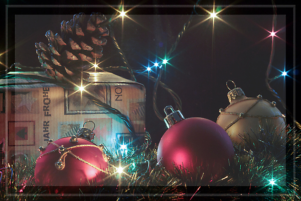 포토 JPG 해외이미지 템플릿 전통 종이 컨셉 크리스마스장식 크리스마스 겨울 공 휴가 새로움 새해 기념 선물 사람없음 목재 장식 빨간색 초록색 파란색 빛 상자 컬러풀 산타클로스 노란색 축제 화환 안개 축하 소나무 황금 연도 파인애플 블러 취급주의 클라우스 해외202008 해외포토 나무 계절 기념일 꽃 컬러 과일 재료 날씨 경고 열대과일 파일형식