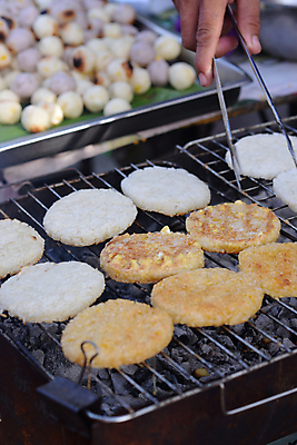 포토 JPG 해외이미지 전통 라이프스타일 아시아 문화 음식 백그라운드 다이어트 재료 태국 밥 불 디저트 건조 건강 요리 동양인 사람없음 야외 노란색 계란 식사 흰색 뜨거움 원형 시장 플랫 맛 그릴 낟알 난로 굽기 먹기 유기농 지역 숯 내추럴 길거리음식 어려움 핸드메이드 맛있는 해외202008 해외포토 자연요소 도형 웰빙 나라 컬러 컨셉 모션 주방용품 인종 생활 알 난방기 구이 파일형식