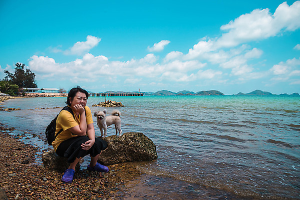 포토 JPG 해외이미지 전신 한마리 여자 바다 여행 한명 사람 앉기 성인 해변 야외 옆모습 반려동물 개 성인여자한명만 해외202008 해외포토 동물 1 뷰포인트 포유류 모션 여자한명만 성인여자만 파일형식