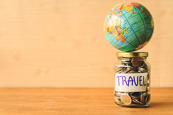 포토 JPG 해외이미지 여행 백그라운드 컨셉 돈 비즈니스 태국 유리 탁자 휴가 미래 안전 사람없음 목재 금융 경제 지구본 동전 항아리 보호 계획 컨테이너 수집 가득함 투자 수납 보험 계좌 삽입 자금 패기 카피스페이스 해외202008 해외포토 나무 산업 아시아 가구 재료 재질 공백 도자기 자신감 재산 파일형식