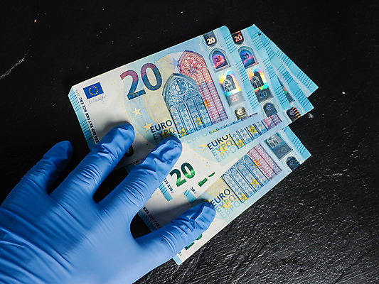 포토 JPG 해외이미지 손 유럽 장갑 돈 손가락 독일 건강 가면 사람없음 금융 경제 파란색 달러 동전 미국 이탈리아 금지 유로 프랑스 시장 질병 자르기 잠금 대출 빚 라텍스 예산 우울증 위기 유럽연합 자금 제어 유대감 해외202008 해외포토 잡화 나라 컬러 북아메리카 의학 모션 신체부위 재산 보안 파일형식