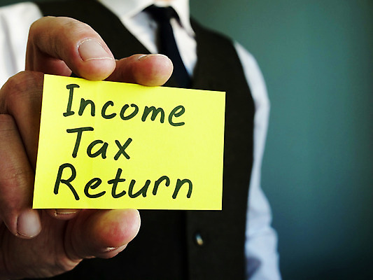 포토 JPG 해외이미지 남자 한명 들기 사람 성인 금융 메모지 회계 세금 조언 성인남자한명만 과세 해외202008 해외포토 1 모션 경제 사무용품 남자한명만 성인남자만 파일형식