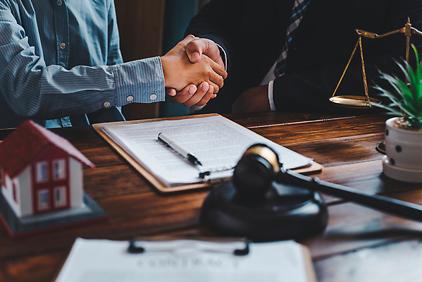 포토 JPG 해외이미지 직업 부동산 대화 사람없음 스터디 펜 도움 상담원 토론 계약 컨설턴트 문서 법 결재 의사봉 법관 공정 법원 회계 보험 변호사 경매 경영 고용 법정 재판소 정부 조언 증명서 필기체 헬프 해외202008 해외포토 문자 컨셉 비즈니스 말하기 경제 학습 필기구 구직 사무원 재산 전문직 법률가 상담 재판 채용 파일형식