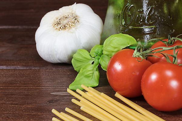 포토 JPG 해외이미지 전통 접시 음식 백그라운드 잎 다이어트 토마토 채소 재료 탁자 파스타 건강 마늘 스파게티 요리 사람없음 목재 빨간색 초록색 식사 저녁식사 이탈리아 흰색 신선 맛 지중해 허브 책상 바질 점심식사 채식주의자 맛있는 해외202008 해외포토 나무 식물 식기 유럽 바다 컬러 가구 컨셉 서양음식 채식 파일형식