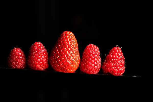포토 JPG 해외이미지 스튜디오촬영 계절 열매 음식 과일 딸기 검은배경 추상 잉글랜드 건강 사람없음 빨간색 여름 컬러풀 주방 사진촬영 활발 신선 맛 먹기 그림 산딸기 식용 정물화 줄서기 카피스페이스 해외202008 해외포토 식물 컬러 백그라운드 컨셉 무늬 모션 영국 실내 검은색 촬영 공백 파일형식