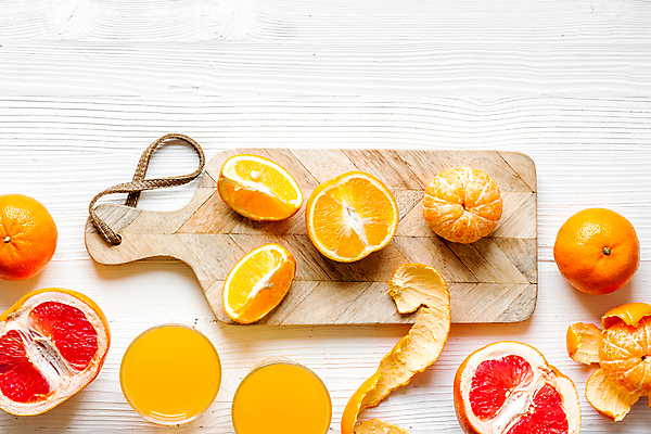 포토 JPG 해외이미지 음식 조각 백그라운드 잎 오렌지 과일 부분 귤 도마 사람없음 목재 빨간색 초록색 세트 컬러풀 노란색 흰색 그룹 칼 혼합 자르기 수집 레몬 유기농 라임 모음 고립 해외202008 해외포토 나무 식물 웰빙 컬러 재료 모션 주방용품 한글 파일형식