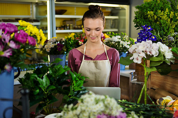 포토 JPG 해외이미지 백인 여자 꽃 꽃다발 서기 노트북 앞치마 다발 꽃집 해외202008 해외포토 서양인 식물 모션 사람 전자제품 상점 파일형식