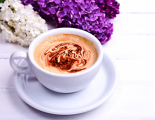 포토 JPG 해외이미지 실내 사람없음 아웃포커스 커피잔 컵받침 흰배경 카푸치노 라일락 해외202008 해외포토 꽃 커피 백그라운드 잔 촬영기법 내부 흰색 받침대 파일형식