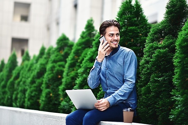 포토 JPG 해외이미지 백인 모델 직업 학생 라이프스타일 헤어스타일 교육 남자 행복 생각 인터넷 비즈니스 통신 노동자 한명 사람 앉기 야외 노트북 컴퓨터 사무실 독서 놀람 타이핑 업무 서핑 정상 시원함 스마트 온라인 인기 채팅 스타일 해외202008 해외포토 서양인 1 감정 컨셉 모션 표정 생활 전자제품 수상스포츠 작업 파일형식