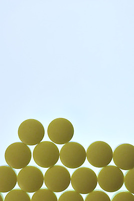 포토 JPG 해외이미지 텍스트 건강 사람없음 파란색 컬러풀 알약 약 노란색 약초 약국 비타민 중독 조제 고립 화학물질 해외202008 해외포토 컬러 의학 풀_식물 화학 만들기 영양소 파일형식