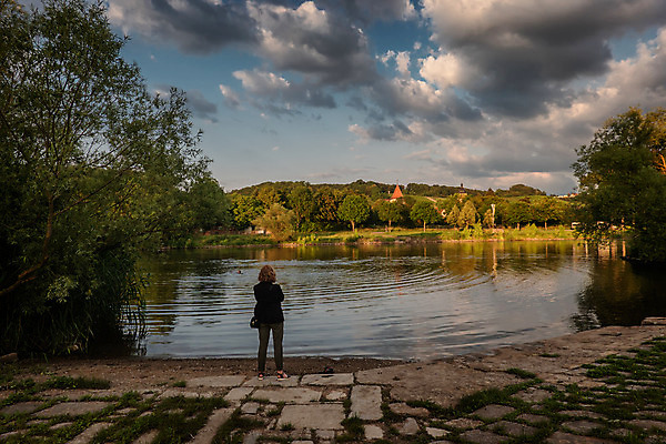 포토 JPG 해외이미지 전통 라이프스타일 외관 여자 유럽 여행 백그라운드 건축양식 자연 하늘 휴가 주택 독일 파노라마 풍경 사람없음 야외 건물 물 파란색 강 교회 마을 수영 일몰 흰색 도시 역사 메인 언덕 옛날 해외202008 해외포토 자연요소 건축물 건축 나라 컬러 종교건축 촬영기법 사람 생활 노을 수상스포츠 생태계 파일형식