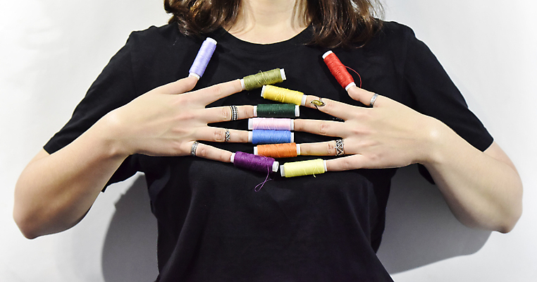 포토 JPG 해외이미지 직업 라이프스타일 디자인 드레스 옷 산업 생각 수업 직장 기술 관리 종류 미술 취미 사람없음 유행 앞치마 장비 도구 직물 잡기 작업실 실 선택 제조 바느질 디자이너 만들기 실타래 자수 수공예 재단 재단사 스타일 해외202008 해외포토 교육 컨셉 회사 모션 문화예술 생활 공예 파일형식