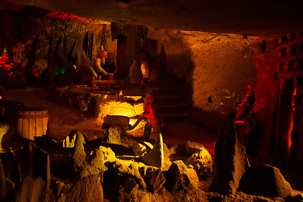 포토 JPG 해외이미지 유럽 길 조각 여행 건축양식 사람 사람없음 목재 세계 조각상 교회 여행객 그룹 복도 중세 터널 동굴 재산 크리스탈 땅 회의실 천장 아치 박물관 소금 광택 지하 동쪽 폴란드 깊이 르네상스 짠맛 크라쿠프 해외202008 해외포토 나무 건축 나라 재료 종교건축 건물 금융 조형물 역사 맛 광석 방향 파일형식