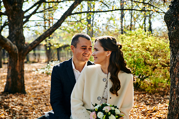 포토 JPG 해외이미지 백인 라이프스타일 커플 공원 여자 남자 딸 행복 결혼 2 가족 관계 자연 결혼식 엄마 남편 휴가 함께함 사랑 사람 성인 야외 두명 부모 낭만 흰색 축하 아내 아빠 해외202008 해외포토 서양인 공공시설 감정 컬러 컨셉 이벤트 생활 생태계 파일형식