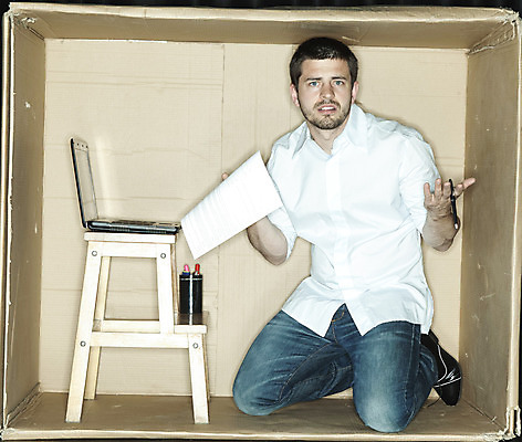 포토 JPG 해외이미지 전신 백인 남자 사다리 한명 앉기 성인 앞모습 노트북 상자 사무실 업무 비즈니스맨 갇힘 답답함 성인남자한명만 해외202008 해외포토 서양인 1 뷰포인트 비즈니스 모션 사람 전자제품 도구 작업 직장인 감각 남자한명만 성인남자만 파일형식