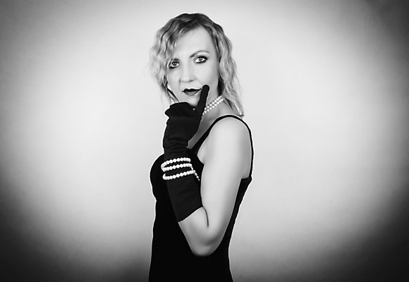 포토 JPG 해외이미지 백인 모델 응시 여자 행복 감정 얼굴 50대 장갑 한명 사람 머리 유행 검은색 화장품 수확 흰색 표현 화려 우아함 60대 피부 향수 입술 복고 픽업 스타일 해외202008 해외포토 서양인 1 시선 잡화 노년 컬러 중년 컨셉 농업 신체부위 뷰티 파일형식