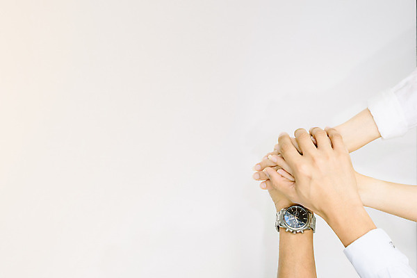 포토 JPG 해외이미지 직업 손 여자 남자 컨셉 회사 비즈니스 사업가 관계 성공 협력 직장 함께함 서기 사람 성인 사람없음 우주 믿음 힘 우정 거래 업무 비즈니스맨 원형 그룹 정상 커뮤니티 지원 통일 헬프 회원 해외202008 해외포토 도형 감정 모션 신체부위 친구 작업 도움 직장인 파일형식