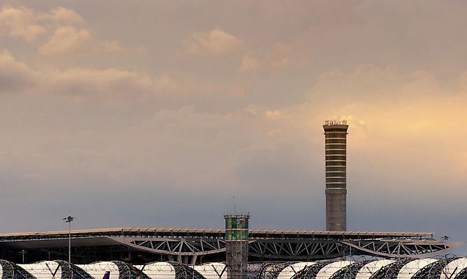 포토 JPG 해외이미지 구름 디자인 외관 산업 여행 지도 건축양식 통신 창문 유리 하늘 지붕 날씨 비행기 안전 사람없음 건물 일출 탑 금속 일몰 흐름 화물 센터 역 공항 항공 보안 감시 기하학 네비게이션 명령 경영 대패 땅바닥 레이더 루트 제어 터미널 해외202008 해외포토 자연요소 건축물 건축 컨셉 무늬 비즈니스 항공교통 교통시설 재질 대중교통 바닥 노을 운송업 파일형식