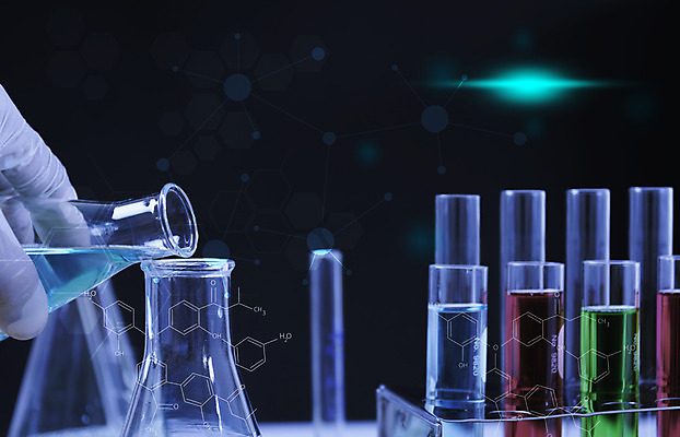 포토 JPG 해외이미지 손 검은배경 실험기구 들기 근접촬영 신체부위 신약개발 해외202008 해외포토 뷰포인트 과학 백그라운드 모션 사람 검은색 개발 파일형식 신약_의학