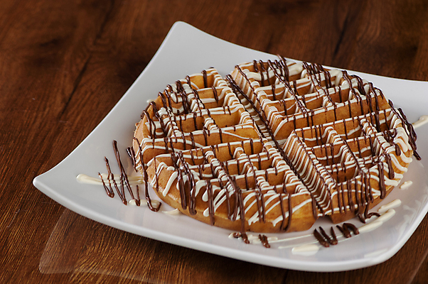 포토 JPG 해외이미지 접시 디저트 사람없음 초콜릿 붓기 크림 시럽 와플 해외202008 해외포토 식기 음식 모션 파일형식