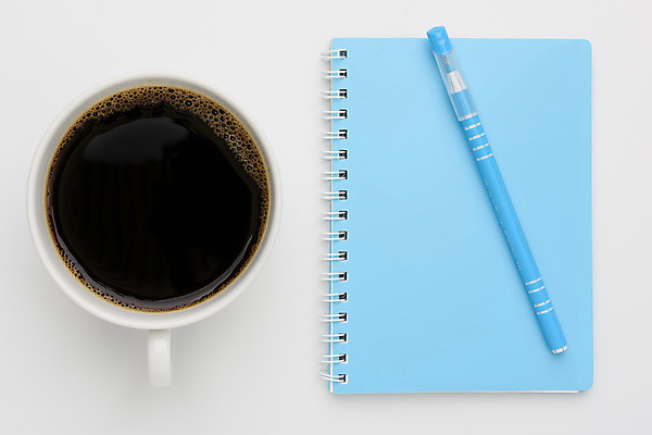 포토 JPG 해외이미지 교육 종이 커피 음료 백그라운드 비즈니스 탁자 문구용품 직장 사람없음 컵 파란색 사무실 연필 펜 우주 다이어리 쪽지 공책 공백 거품 흰색 업무 작업 뜨거움 작업실 메시지 플랫 정상 책상 오브젝트 문서 머리위 위치 페이지 바인더 에스프레소 패드 공급 카피스페이스 해외202008 해외포토 식기 컬러 가구 회사 학용품 필기구 사무용품 파일형식