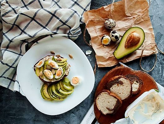 포토 JPG 해외이미지 라이프스타일 접시 음식 빵 조각 백그라운드 다이어트 토마토 채소 과일 아침 샌드위치 건강 사람없음 목재 계란 식사 수확 시골 직물 신선 오픈 아침식사 낟알 자르기 지중해 먹기 슬라이스 머리위 토스트 후추 시금치 아보카도 점심식사 영양분 개조 맛있는 해외202008 해외포토 주간 나무 식기 바다 농업 재료 모션 생활 알 향신료 파일형식