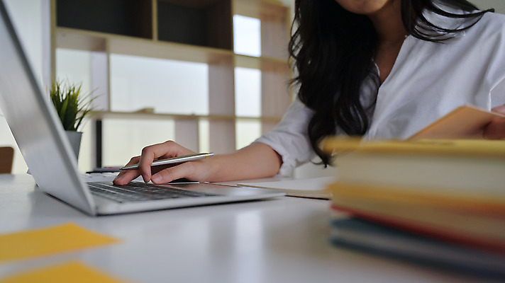 포토 JPG 해외이미지 직업 학생 라이프스타일 손 응시 여자 교육 백그라운드 컨셉 비즈니스 통신 탁자 노동자 직장 사람없음 금융 노트북 학습 사무실 펜 자료 장비 정보 타이핑 키보드 잡기 업무 작업 비즈니스우먼 책상 경영자 비서 경영 해외202008 해외포토 시선 가구 회사 모션 사람 생활 신체부위 경제 전자제품 필기구 직장인 리더 파일형식