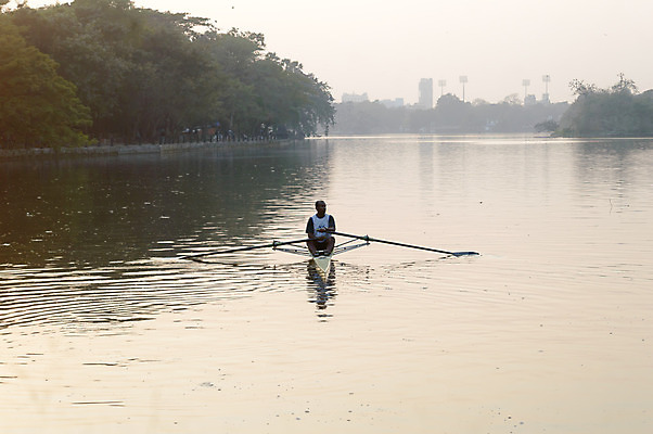 포토 JPG 해외이미지 나무 라이프스타일 호수 스포츠 여행 백그라운드 교통시설 하늘 휴가 휴식 항해 한명 사람없음 야외 여름 강 운동 환경 고요 연못 황무지 숲 나룻배 카누 노젓기 잔물결 남자한명만 해외202008 해외포토 식물 1 계절 물결 교통 컨셉 배_교통 모션 건강 사람 생활 수상스포츠 시설 남자만 파일형식