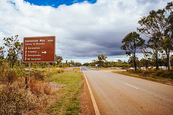포토 JPG 해외이미지 나무 식물 도로 여행 자연 휴가 풍경 사람없음 야외 여행객 맑음 뜨거움 고속도로 황무지 플랫 호주 사인 멀리 오지 수평선 해외202008 해외포토 길 교통시설 날씨 사람 오세아니아 생태계 파일형식