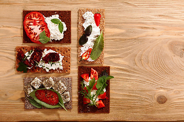 포토 JPG 해외이미지 음식 빵 조각 잎 토마토 탁자 건조 샌드위치 사람없음 목재 크래커 펼침 햄버거 흰색 오픈 허브 버터 바질 고립 루꼴라 카피스페이스 페타치즈 리코타치즈 해외202008 해외포토 나무 식물 컬러 가구 채소 재료 모션 치즈 패스트푸드 쿠키 공백 파일형식