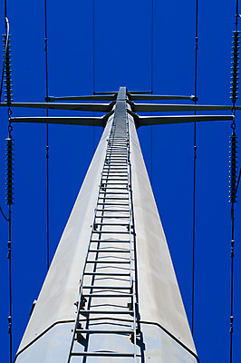 포토 JPG 해외이미지 산업 선 건축양식 사다리 하늘 안전 사람없음 야외 파란색 탑 금속 힘 회색 에너지 도시 연결 위험 큼 머리위 전염 철사 봉 철탑 공학 유지 돛대 전압 철강 현재 공급 해외202008 해외포토 건축물 교육 건축 컬러 컨셉 재질 도구 질병 크기 감염 파일형식