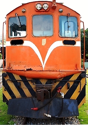 포토 JPG 해외이미지 신체 오렌지 창문 전등 사람없음 노란색 검은색 페인트 줄무늬 기차 연결 철 엔진 디젤 옛날 해외202008 해외포토 육상교통 컬러 무늬 과일 조명 대중교통 파일형식