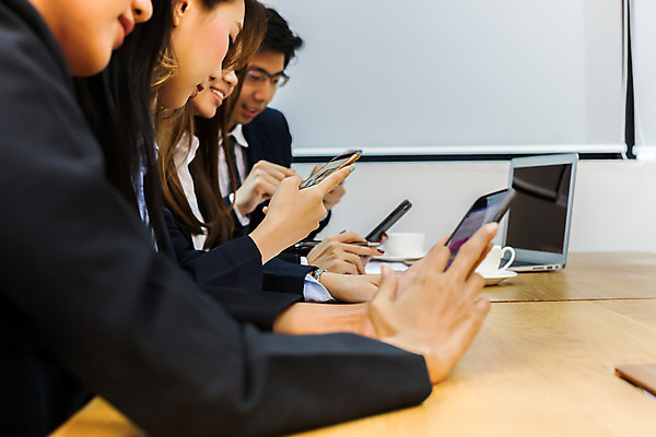 포토 JPG 해외이미지 직업 여자 회사 비즈니스 성공 기술 미소 사람 동양인 여러명 옆모습 사무실 유행 방 기차 직장인 그룹 목표 주식 토론 종업원 경영자 이익 세대 개선 멘토링 브레인스토밍 해외202008 해외포토 교육 육상교통 뷰포인트 다수 컨셉 대중교통 표정 인종 금융 리더 파일형식