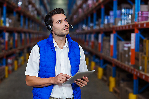 포토 JPG 해외이미지 남자 실내 서기 들기 상반신 20대 앞모습 아웃포커스 상자 태블릿 화물 잡기 물류창고 해외202008 해외포토 뷰포인트 모션 촬영기법 사람 청년 내부 전자제품 스마트기기 운송업 창고 파일형식