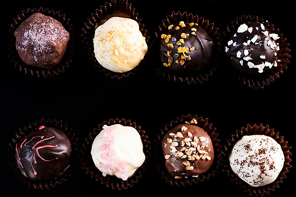 포토 JPG 해외이미지 검은배경 발렌타인데이 근접촬영 사람없음 초콜릿 다양 달콤 해외202008 해외포토 뷰포인트 다수 백그라운드 데이이벤트 디저트 검은색 맛 파일형식