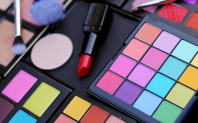 포토 JPG 해외이미지 실내 사람없음 립스틱 화장용품 아이섀도 섀도우팔레트 해외202008 해외포토 내부 화장품 미용용품 파일형식