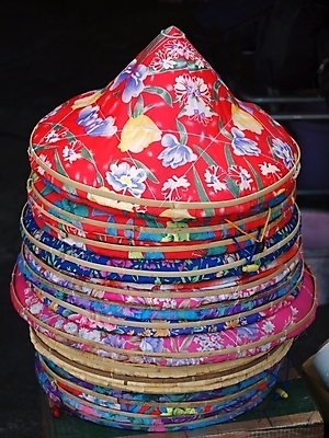 포토 JPG 해외이미지 모양 모자 전통 꽃무늬 패턴 사람없음 빨간색 컬러풀 쌓기 중국 직물 가장자리 천 대나무 원뿔 밀짚 해외202008 해외포토 도형 나무 잡화 꽃 아시아 컬러 무늬 모션 둘레 짚 파일형식