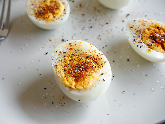 포토 JPG 해외이미지 접시 음식 빵 백그라운드 포크 사람없음 노란색 계란 흰색 질감 소금 후추 삶기 해외202008 해외포토 식기 컬러 알 향신료 파일형식