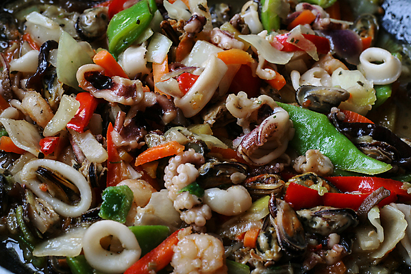 포토 JPG 해외이미지 접시 음식 채소 양파 조개 새우 콩 갑각류 요리 사람없음 식사 저녁식사 당근 튀김 강의 해산물 오징어 문어 후추 해외202008 해외포토 동물 식기 어패류 곡류 연체동물 뿌리채소 수중동물 향신료 파일형식