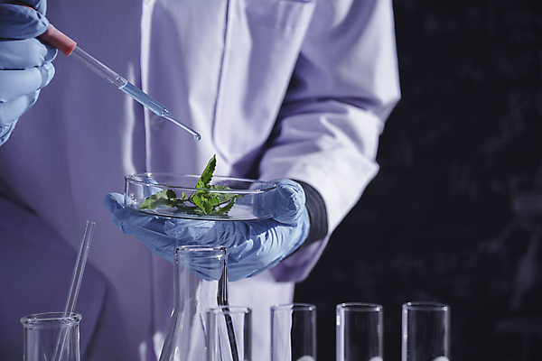 포토 JPG 해외이미지 남자 검은배경 실험기구 한명 들기 상반신 성인 앞모습 성인남자한명만 신약개발 해외202008 해외포토 1 뷰포인트 과학 백그라운드 모션 사람 검은색 개발 남자한명만 성인남자만 파일형식 신약_의학