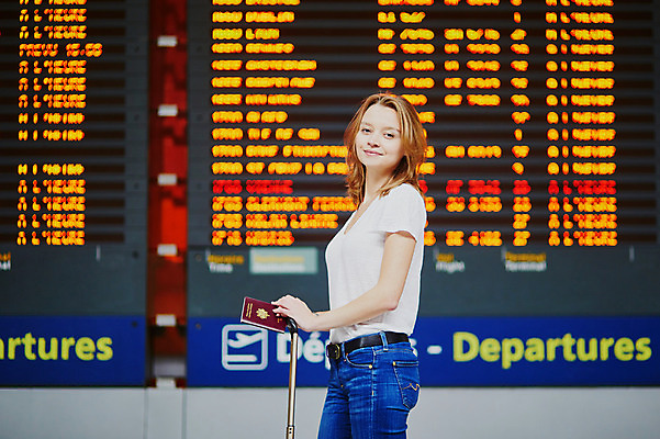 포토 JPG 해외이미지 여행 이동 가방 교통시설 휴가 비행기 한명 사람 성인 10대 여행객 여행가방 정보 짐 청바지 기다림 시간표 공항 도착 출발 문서 출퇴근 여권 승객 취소 대패 수하물 체크인 터미널 통근 해외202008 해외포토 1 잡화 교통 컨셉 비즈니스 바지 항공교통 모션 청소년 대중교통 계획 시설 출근 파일형식