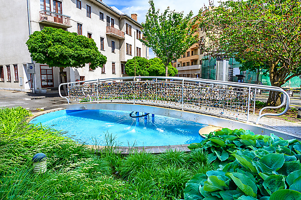 포토 JPG 해외이미지 계절 공원 유럽 섬 여행 건축양식 하늘 휴가 휴식 거리 주택 자물쇠 사랑 사람없음 건물 물 파란색 평화 스파 침묵 산책 도시 보행자 역사 분수 휴양지 잠금 방문 타운 슬로바키아 혼자 해외202008 해외포토 자연요소 건축물 공공시설 건축 감정 나라 컬러 컨셉 소리 장소 보안 파일형식