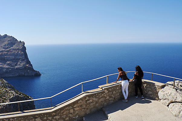 포토 JPG 해외이미지 여자 행복 바다 여행 포즈 가족 휴가 파노라마 사람 풍경 두명 여행객 스페인 닫기 망토 지중해 방문 북쪽 히스패닉 스페인어 인기 캡모자 카피스페이스 해외202008 해외포토 모자_잡화 감정 유럽 관계 모션 촬영기법 공백 방향 파일형식