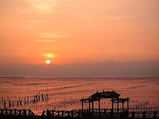 포토 JPG 해외이미지 구름 파도 바다 여행 풍경 사람없음 야외 물 태양 평화 침묵 황혼 일몰 만 대만 어장 잔물결 철책 수평선 해외202008 해외포토 자연요소 아시아 물결 컨셉 노을 소리 파일형식