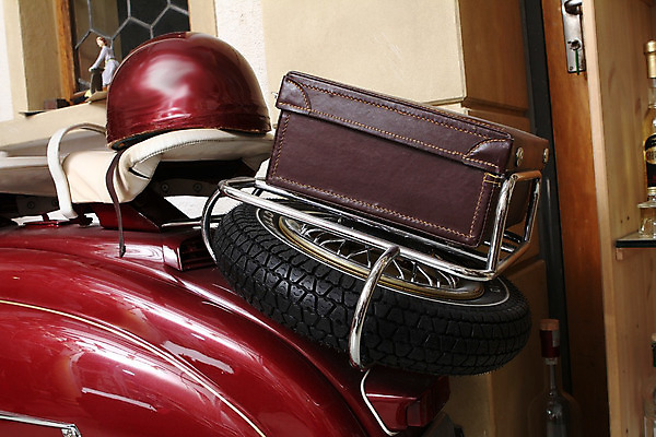 포토 JPG 해외이미지 디자인 여행 백그라운드 교통시설 영국 거리 사람없음 금속 자전거 기계 이탈리아 운전 자유 스쿠터 오토바이 수확 도시 바퀴 팬 클래식 승차 헬멧 향수 속도 무역 복고 엔진 모터 구식 옛날 회복 스타일 해외202008 해외포토 유럽 산업 교통 컨셉 농업 모션 재질 바이크 화장품 보호장비 시설 파일형식