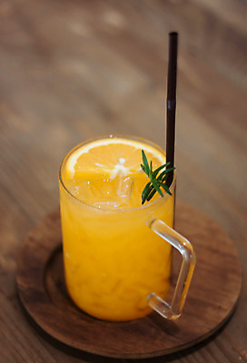 포토 JPG 해외이미지 음료 조각 다이어트 과일 탁자 실내 건강 사람없음 컬러풀 주방 식사 주스 시골 신선 액체 오렌지주스 상쾌 유기농 건강식 스무디 핸드메이드 디톡스 해외202008 해외포토 웰빙 감정 음식 컬러 가구 내부 과일주스 파일형식