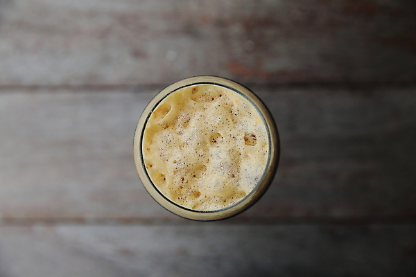 포토 JPG 해외이미지 실내 사람없음 아웃포커스 하이앵글 나무바닥 카푸치노 해외202008 해외포토 커피 뷰포인트 바닥 촬영기법 내부 파일형식